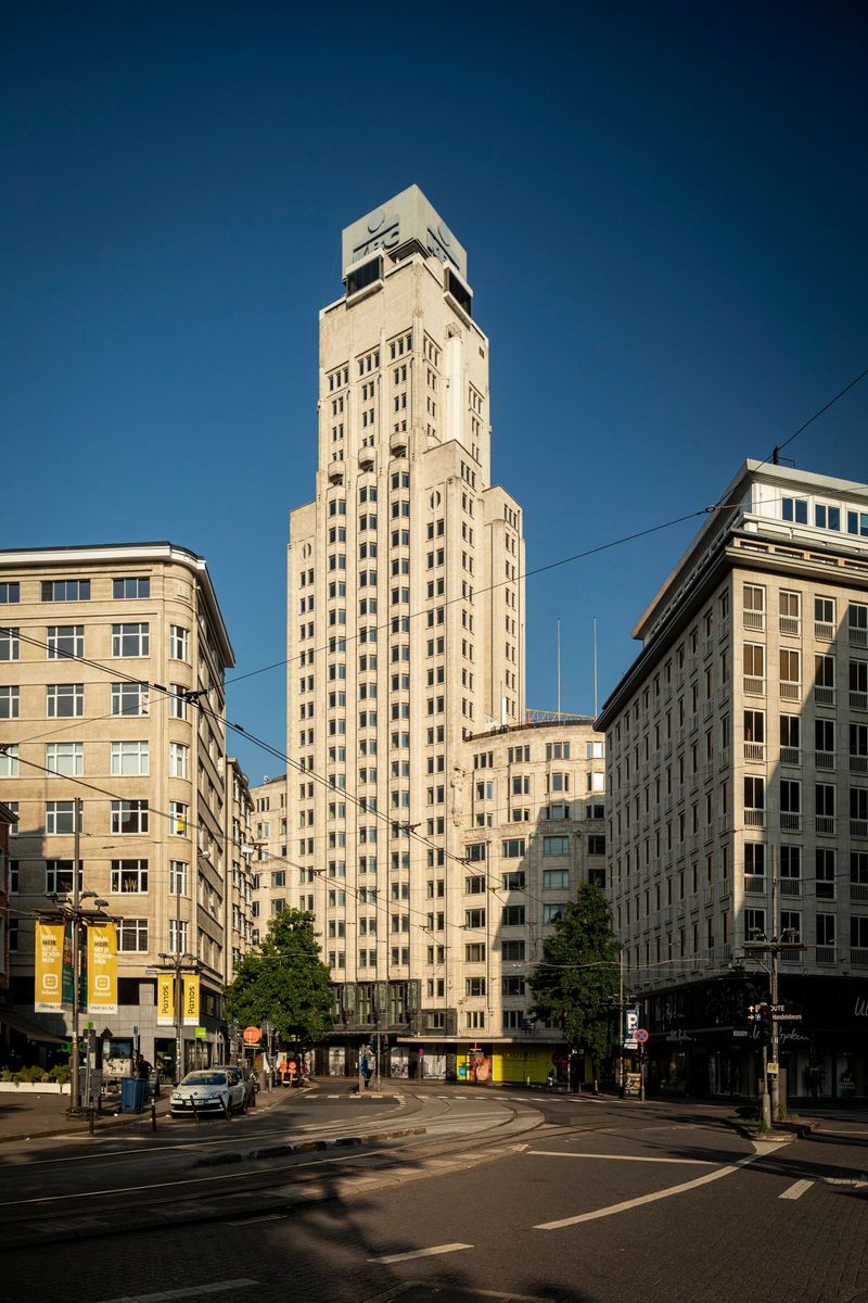 Hoog modernistisch torengebouw uit de jaren 1930 in Antwerpen.
