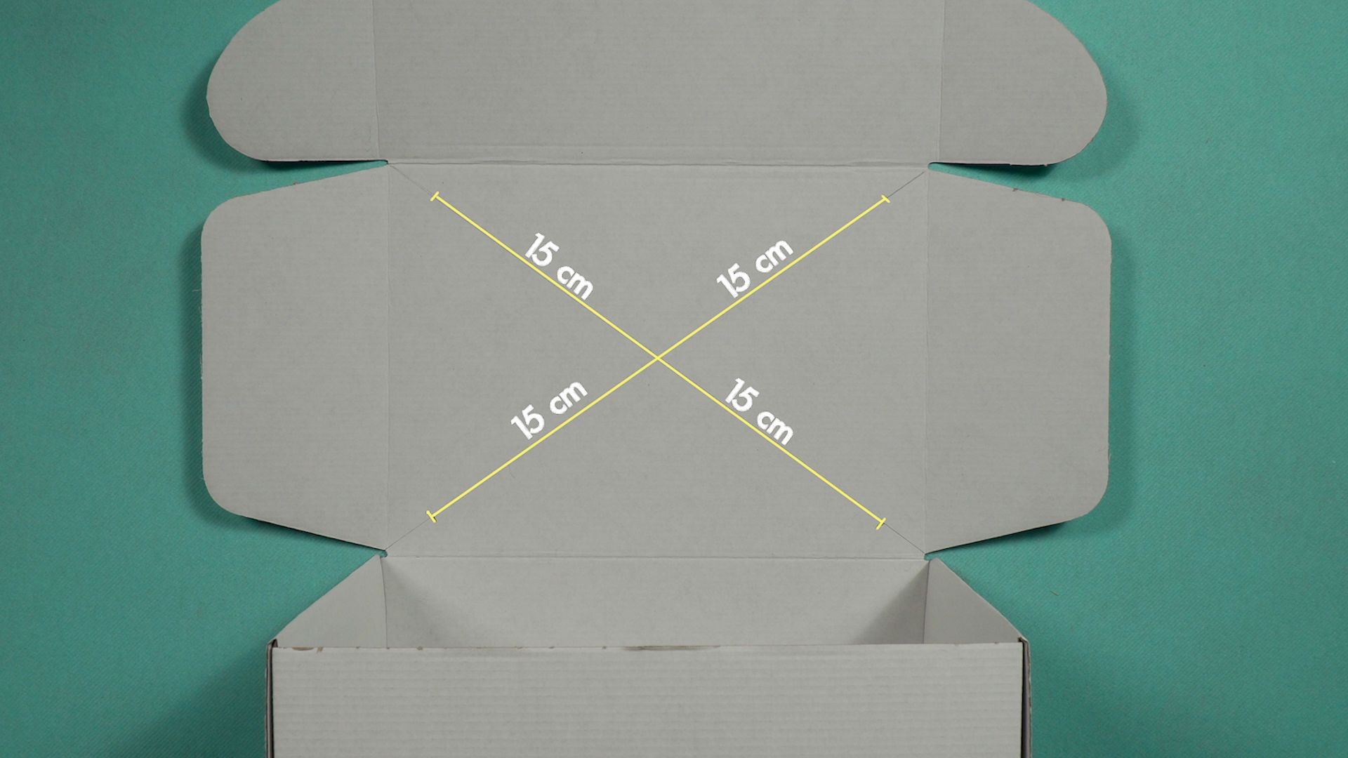 DIY landschapslamp stap 5: vanuit het midden 15 cm meten op de kartonnen doos