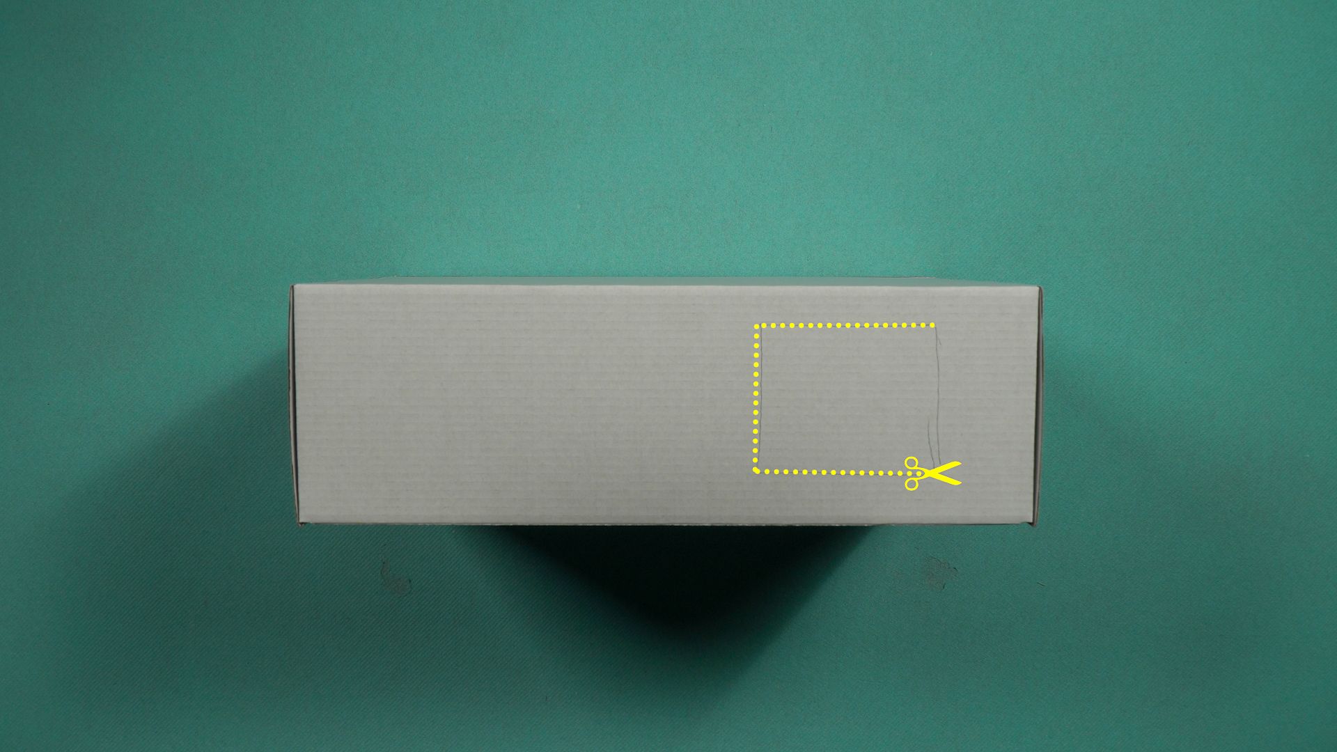 DIY landschapslamp stap 5: opening in de doos knippen met een schaar
