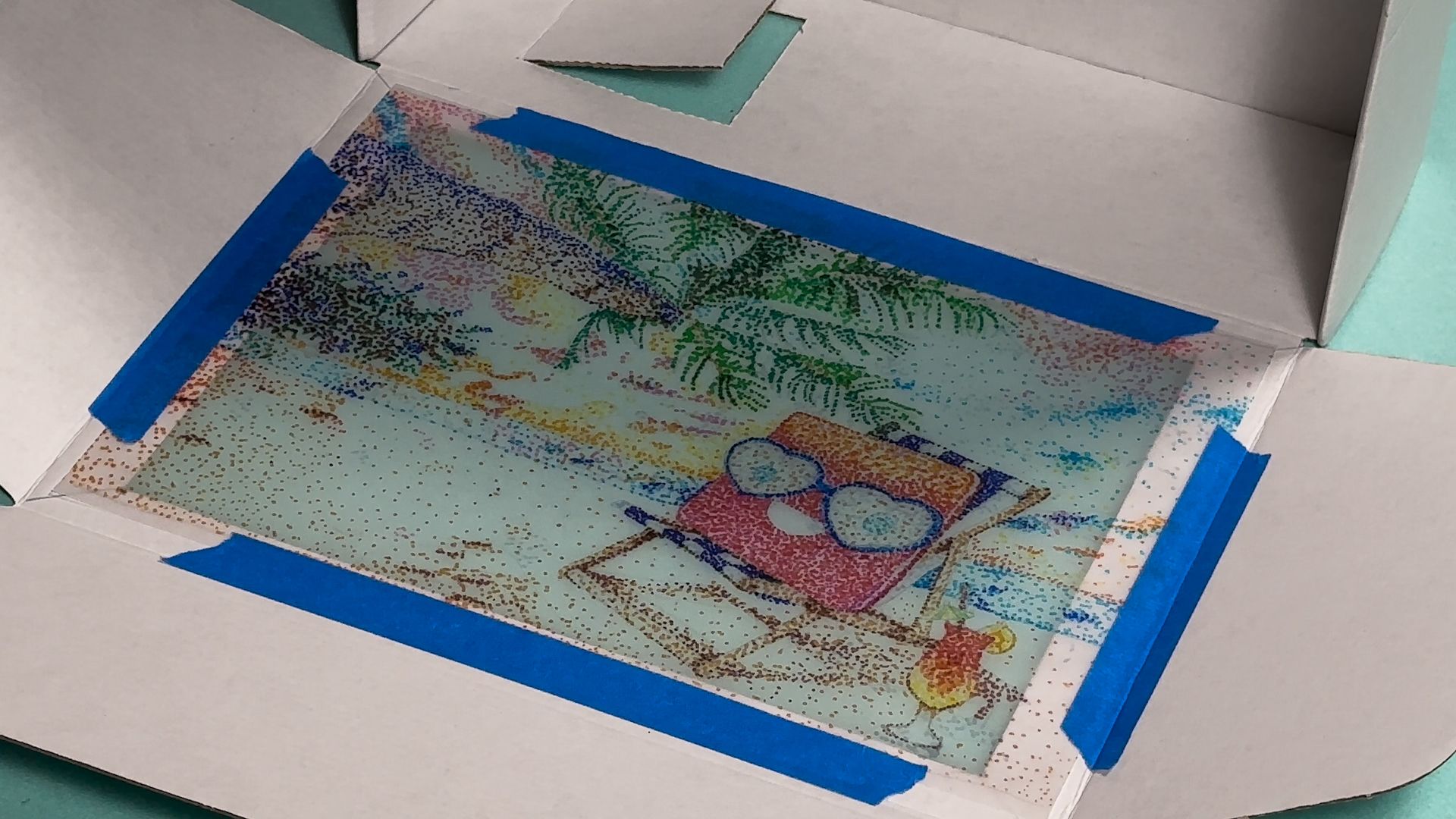 DIY landschapslamp stap 6: tekening met plakband op deksel van de doos kleven