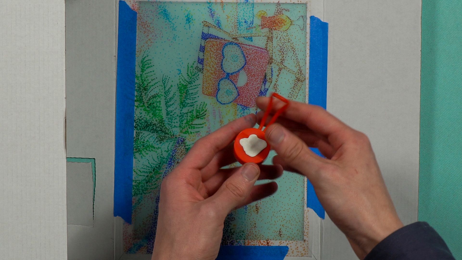 DIY landschapslamp stap 6: LED-lampje tegen de achterwand van de doos plakken