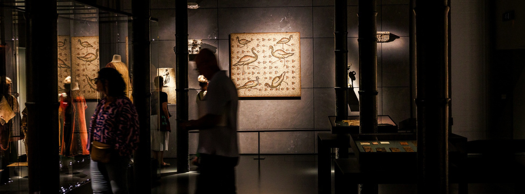 Bezoekers tussen archeologische textielen en objecten in de HeadquARTers.