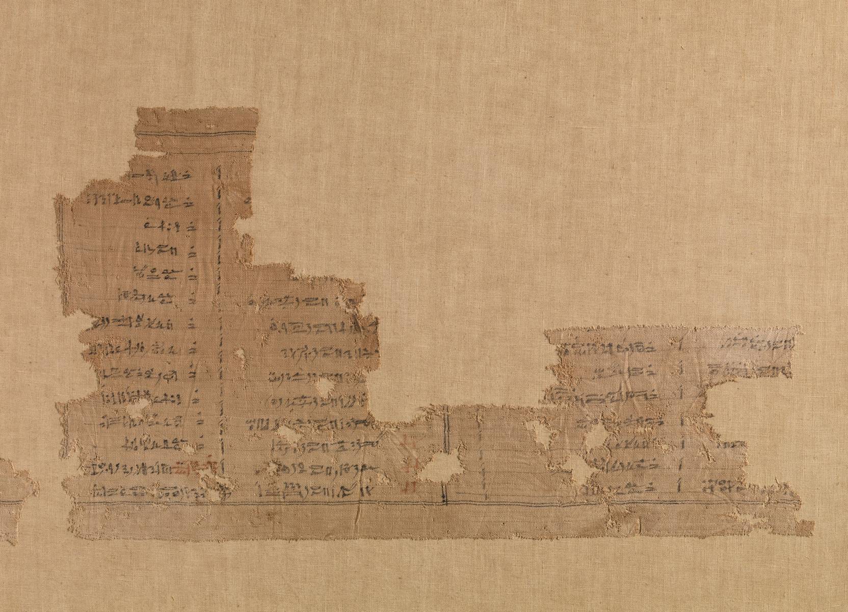 Fragment van een linnen dodenboek met hiërogliefen in kolommen.