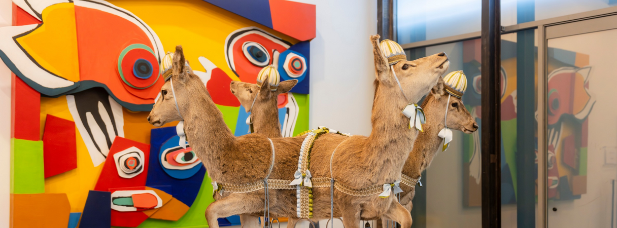 Opgezette herten voor kleurrijke CoBrA-kunstwerken in HeadquARTers.